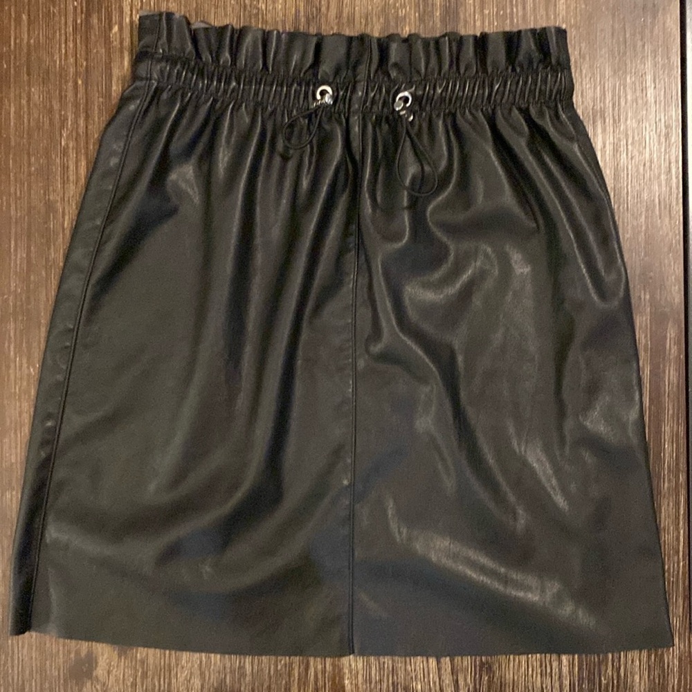 VERO MODA black faux-leather skirt.